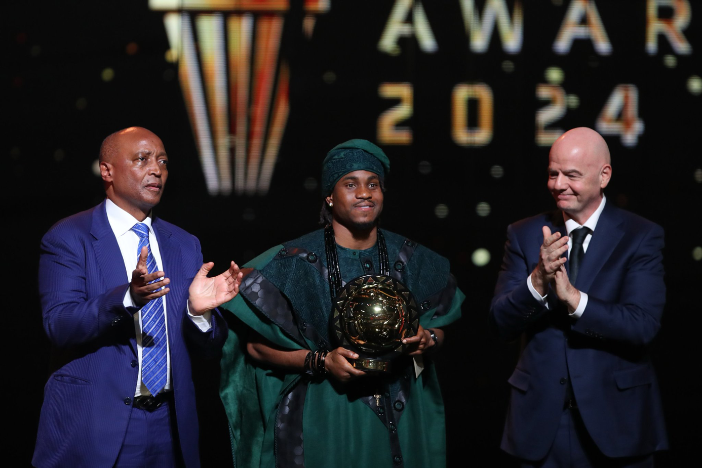 Lookman détrône Hakimi pour le Ballon d’Or Africain : Une soirée mémorable à Marrakech