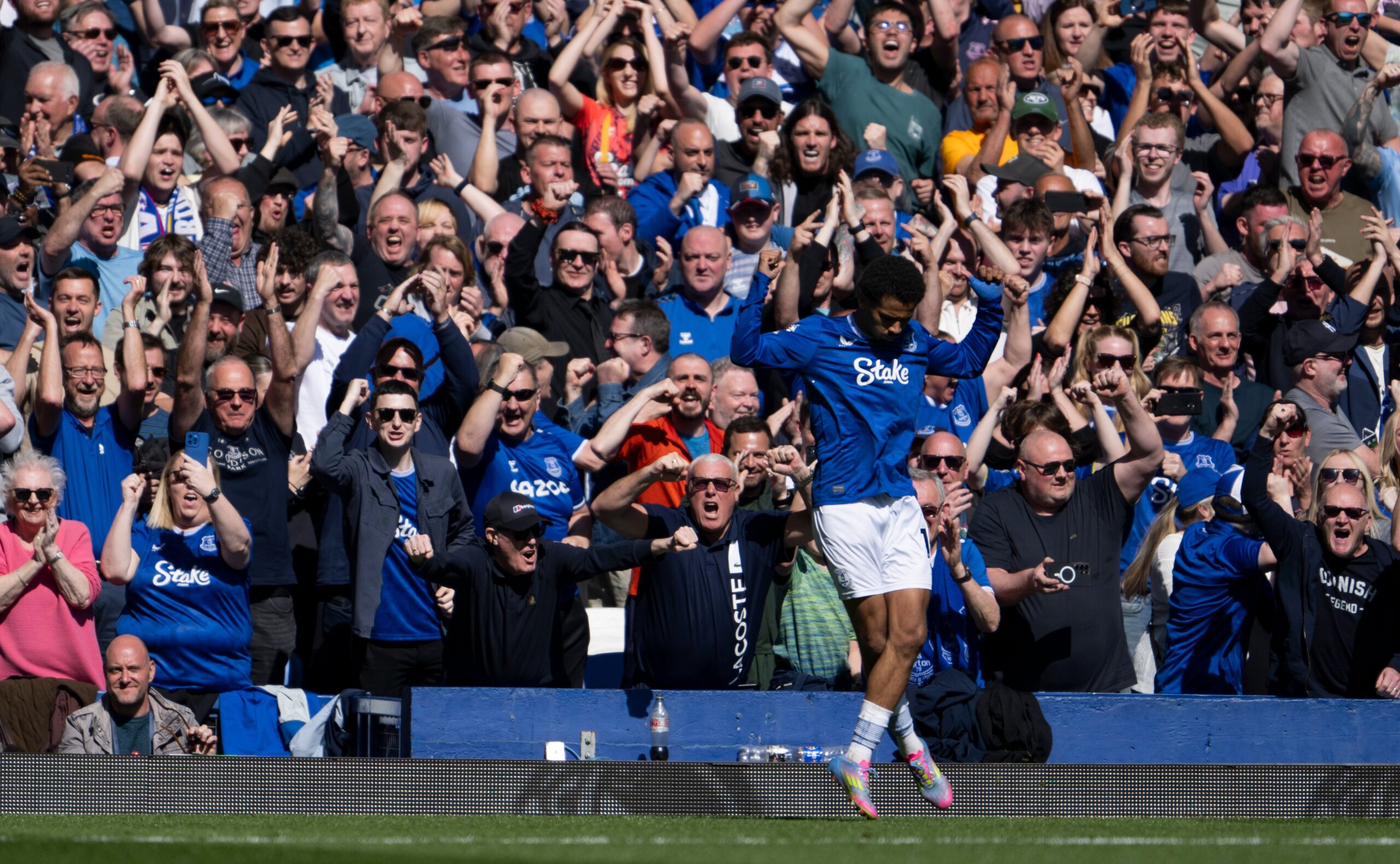 Iliman Ndiaye converts from the spot as Everton do more damage to Arsenal’s fading title hopes