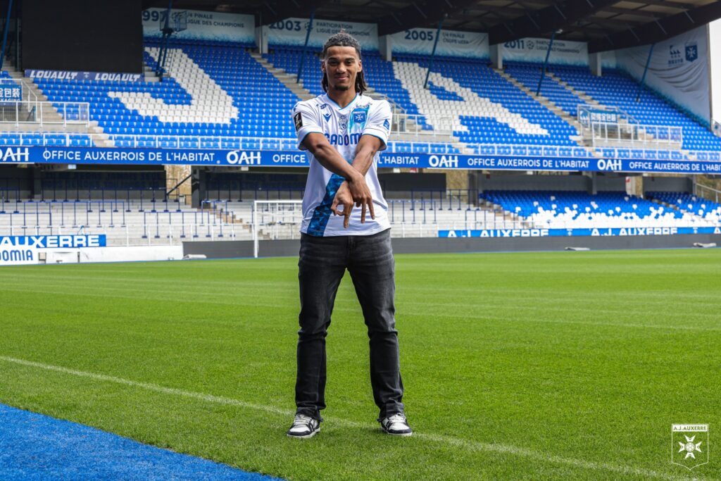 Trois clubs allemands et deux clubs anglais se penchent sur Clément Akpa