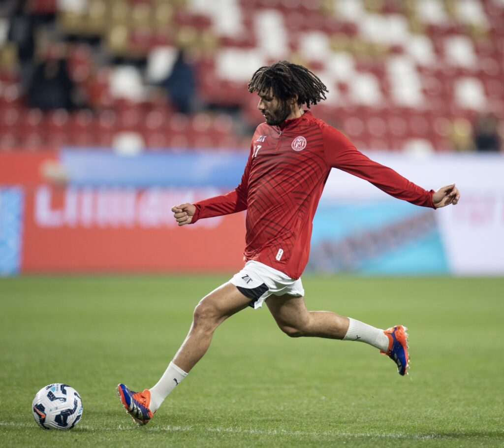 Mohamed Elneny involved in a clash with Baniyas coach in rare incident