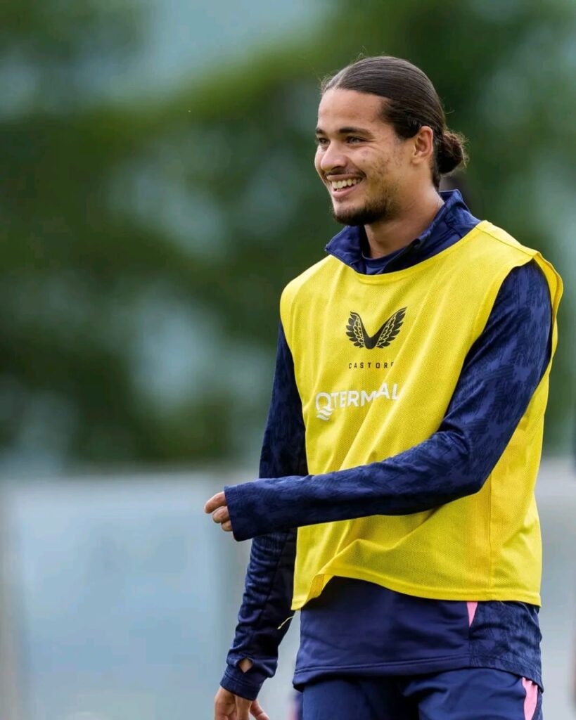 Robin van Persie insists Moussa is staying at Feyenoord