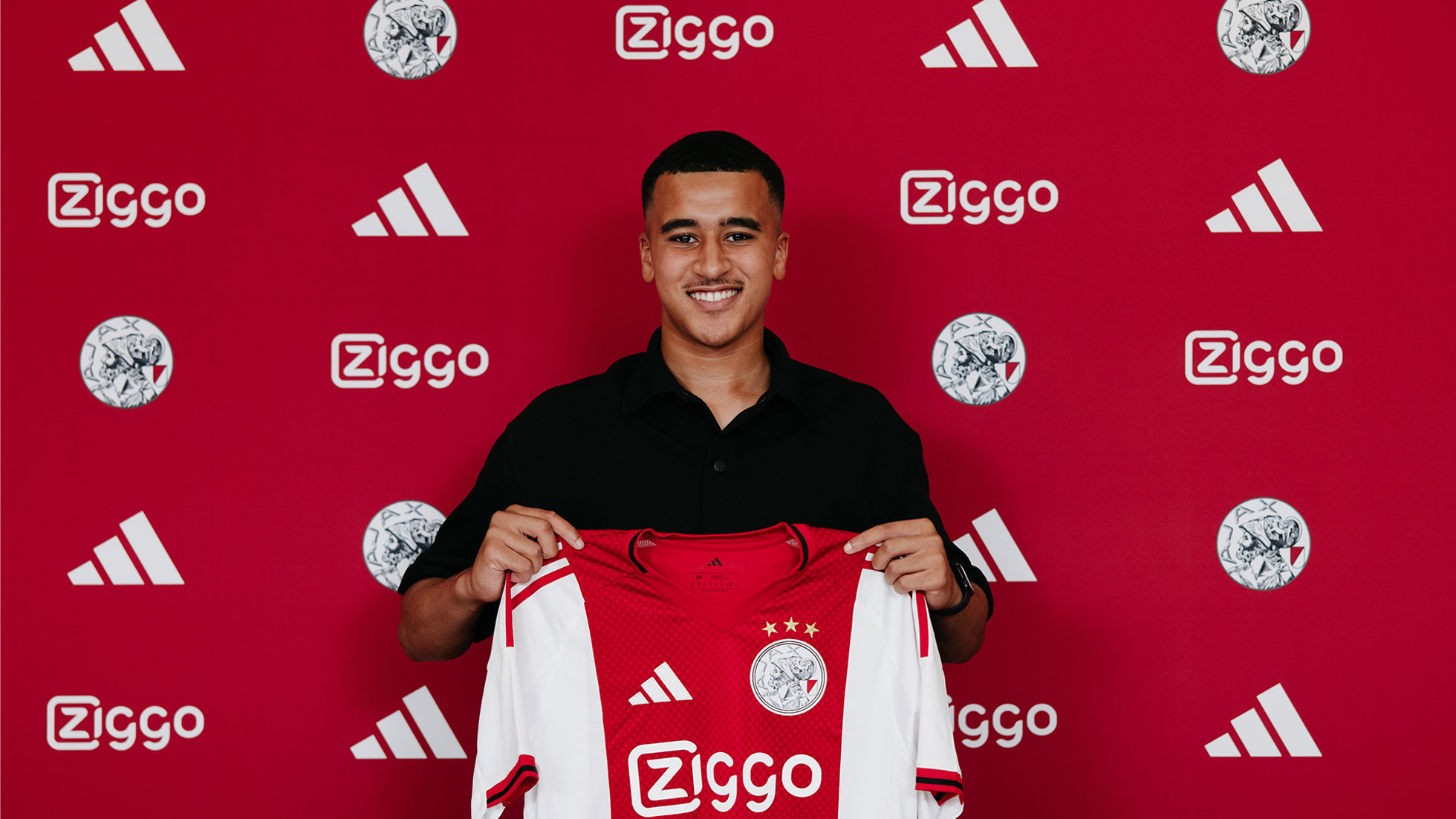 Abdellah Ouazane prolonge avec l’Ajax jusqu’en 2028 après un été mouvementé