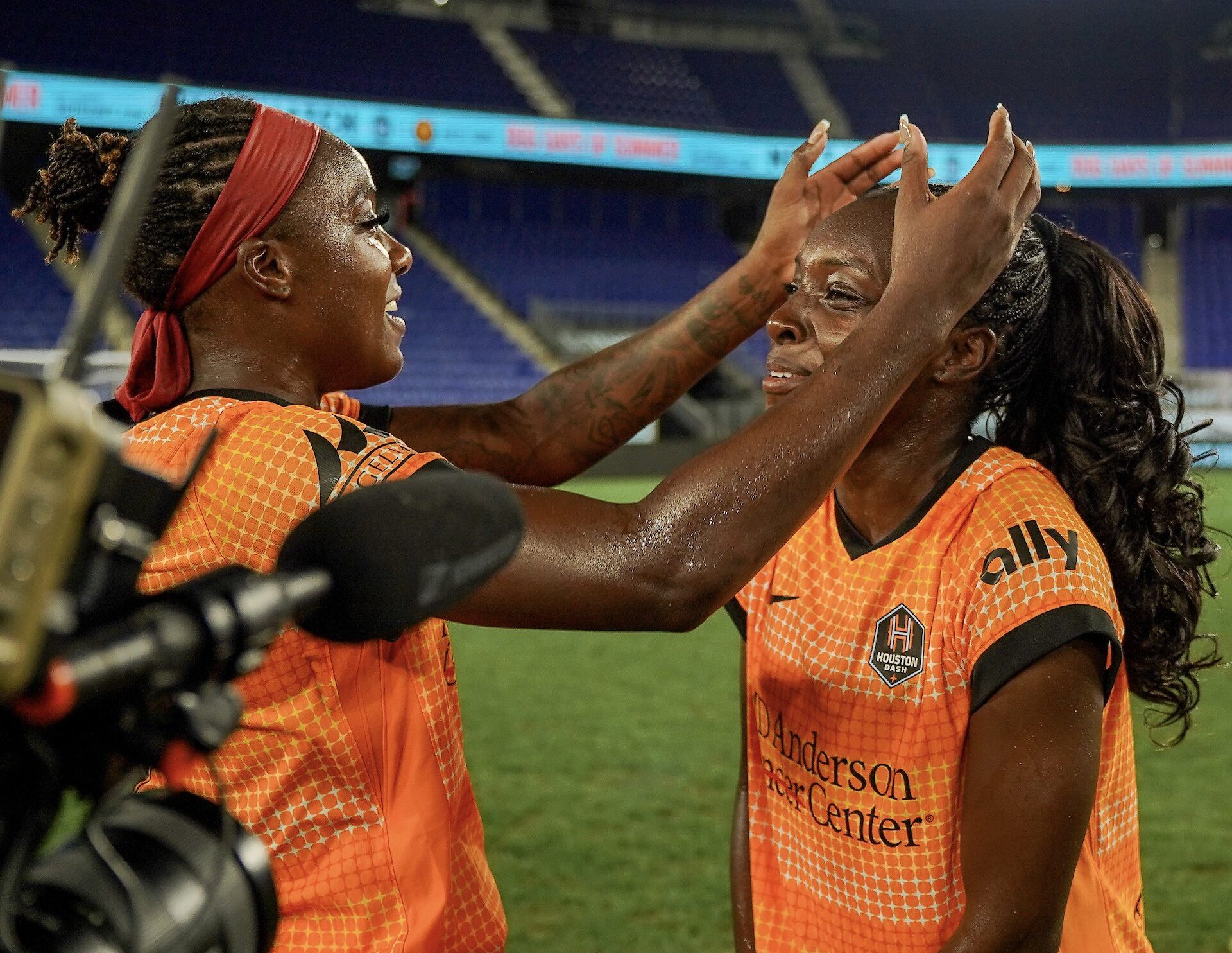Michelle Alozie delivers stoppage-time heroics for Houston Dash