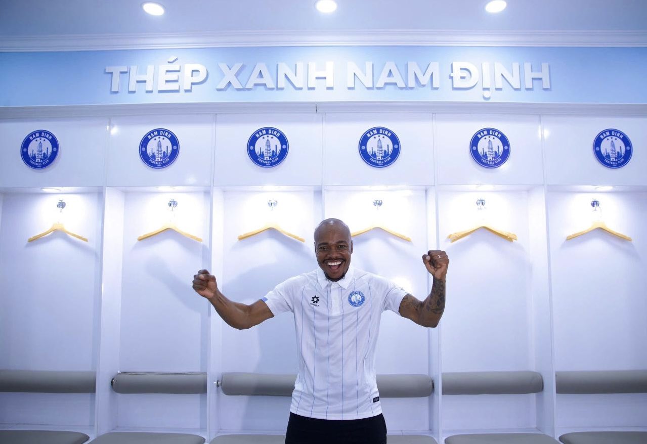 Percy Tau ‘dribbles’ past fans with Vietnamese tweet