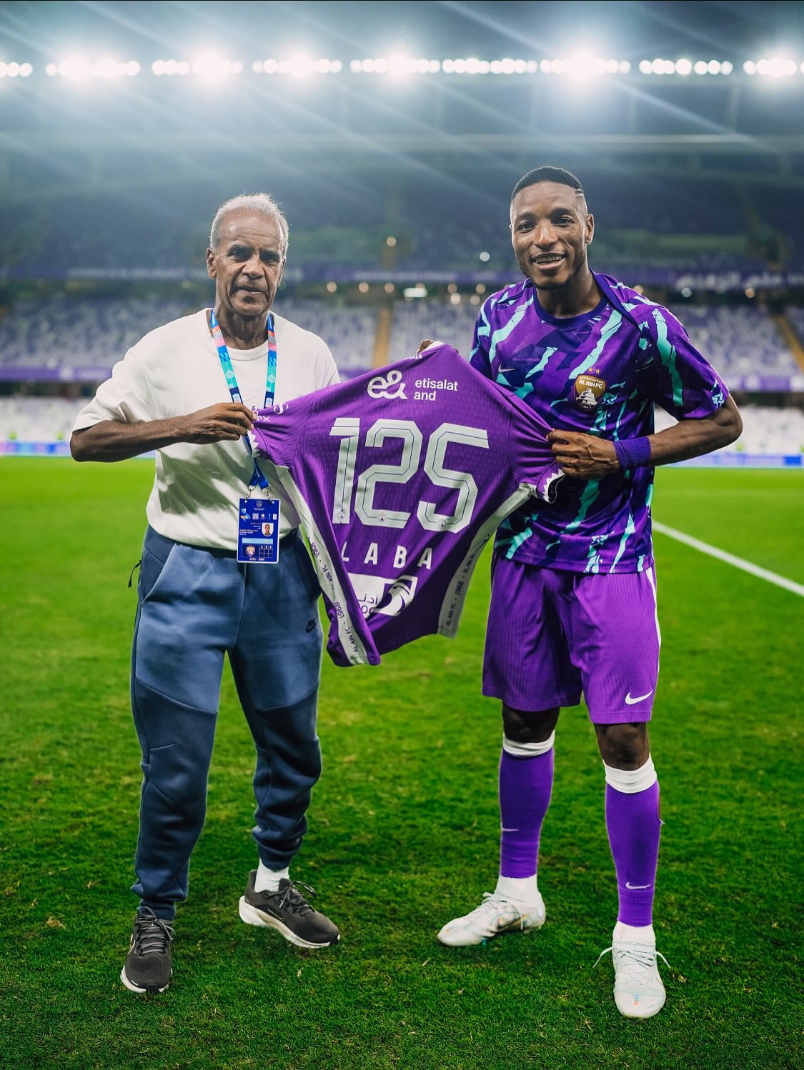Le maillot historique du triplé de Kodjo Laba vendu 272 000 $ lors d’une vente aux enchères caritative
