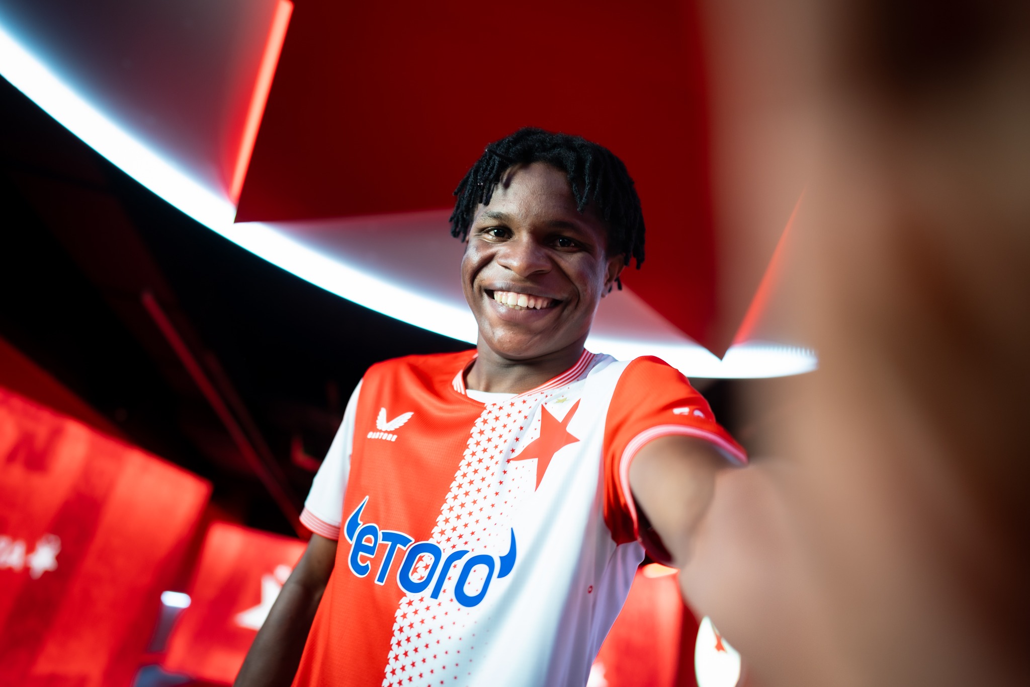 Slavia Prague announce signing of defender Samuel Isife