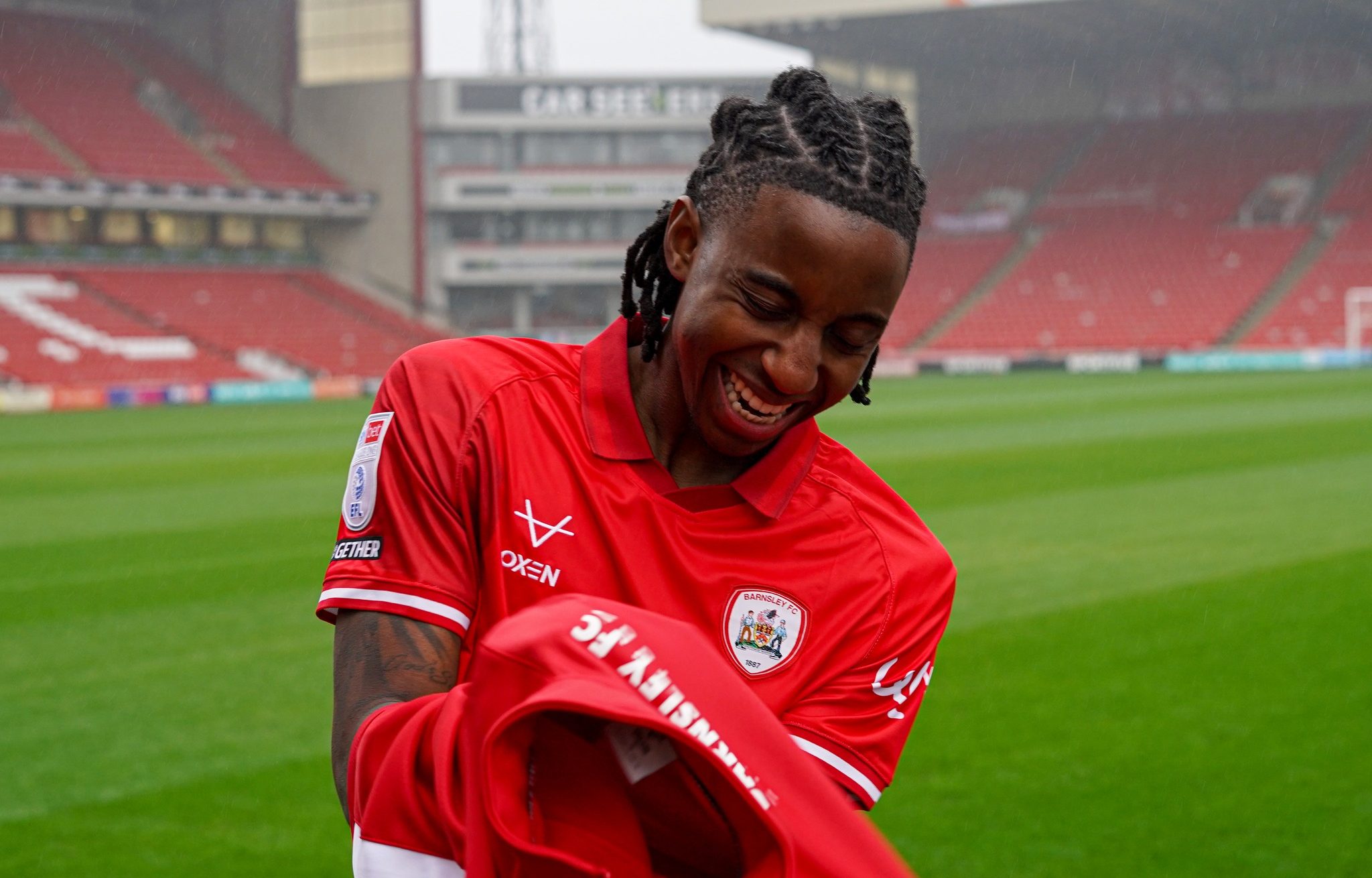 Tawanda Chirewa: Zimbabwe star seals loan transfer to Barnsley