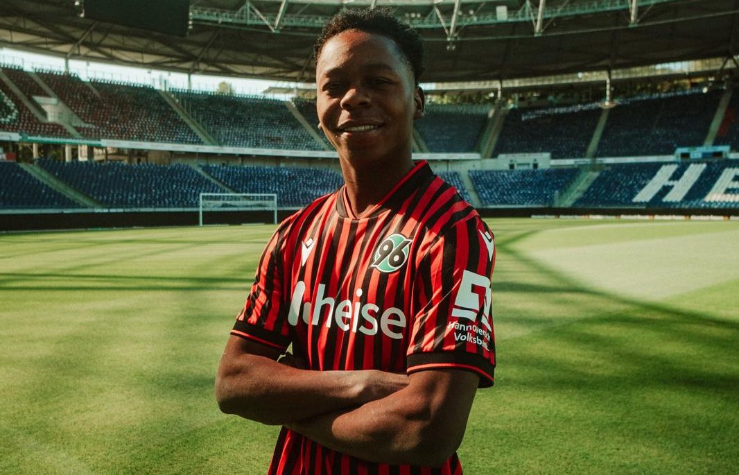 Ime Okon plays Bundesliga big brother for Mhango