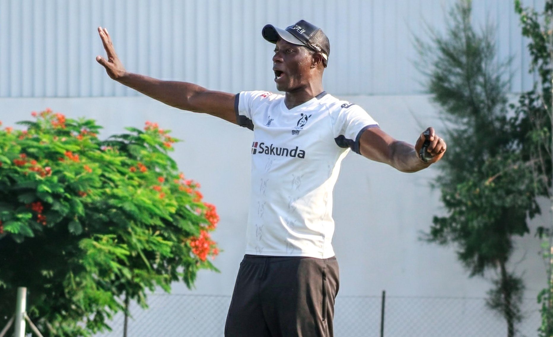 Benjani Mwaruwari finally wins in eighth attempt