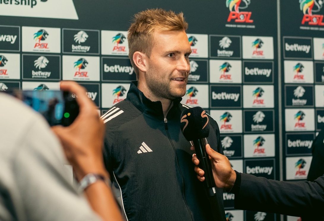 De Jong relishing first taste of ‘incredible’ Soweto Derby atmosphere