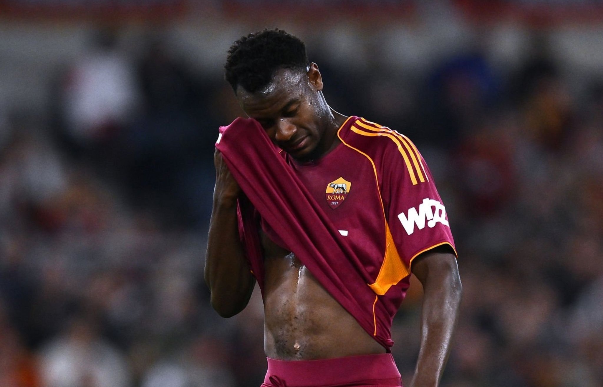 Evan Ndicka (Côte d’Ivoire) sort sur blessure lors du derby Roma-Lazio